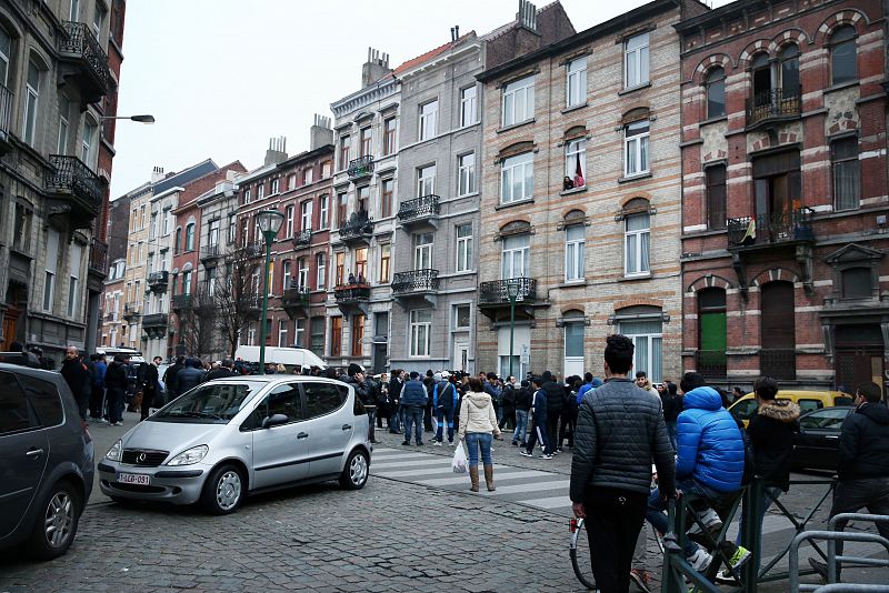 Una multitud se congrega en el distrito de Molenbeek, Bruselas, escenario de la operación antiterrorista