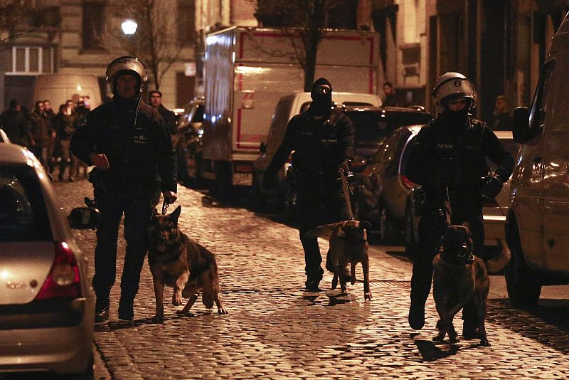 Las fuerzas de seguridad de Bélgica patrullan con perros el barrio de Molenbeek, Bruselas.