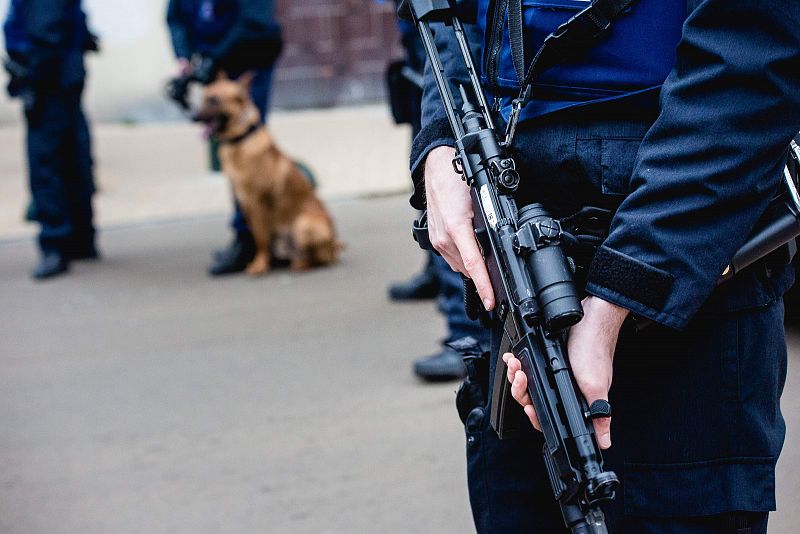 Un policía hace guardia en el distrito bruselense de Molenbeek.
