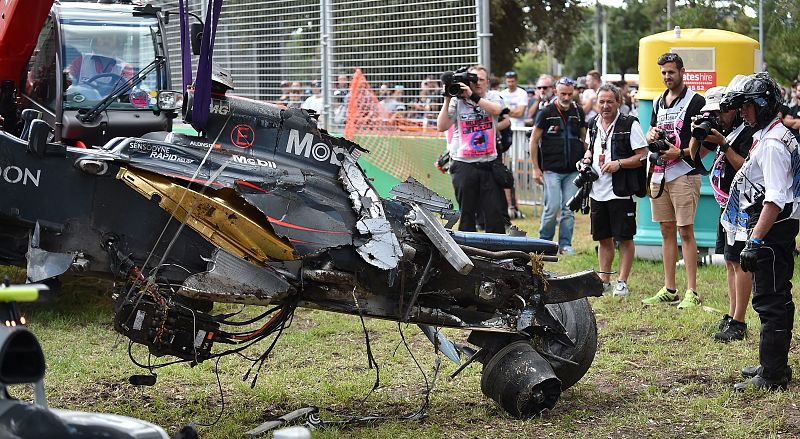 Los fotografos inmortalizan la retirada del coche de Alonso.