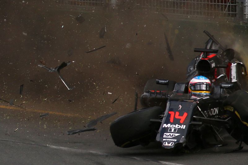 El McLaren de Alonso sale despedido tras chocar contra el Hass de Esteban Gutiérrez.