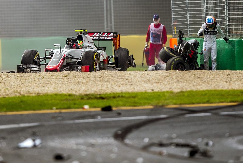 Alonso y Gutiérrez, tras el accidente. El asturiano, con su coche destrozado, pudo salir por su propio pie.