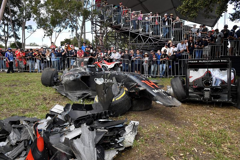 El coche de Alonso quedó destrozado tras el espectacular accidente en el GP de Australia.