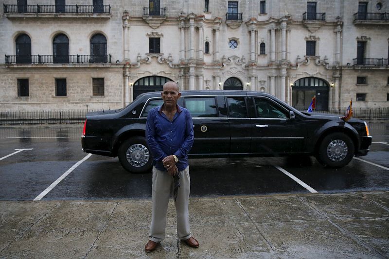 Un guardaespaldas vigila el coche oficial de Barack Obama en La Habana.