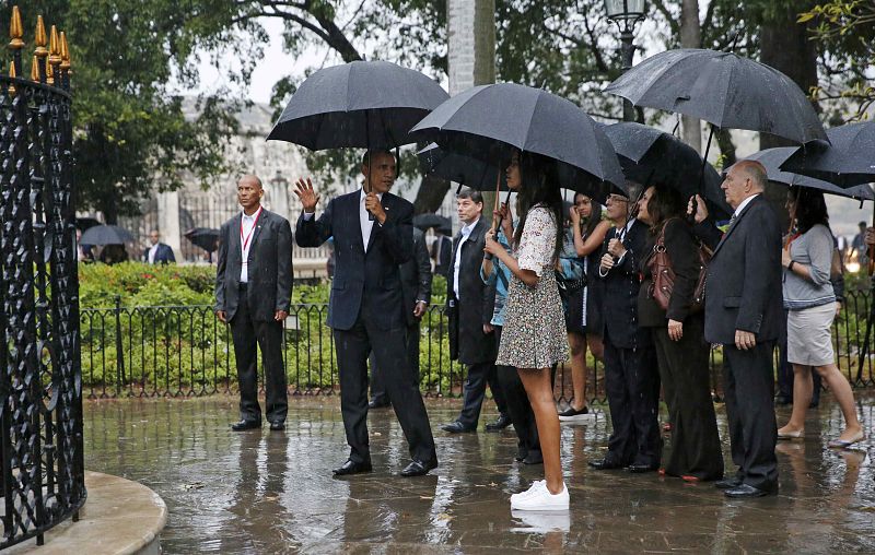La familia Obama recorre La Habana Vieja durante el primer día de su viaje a Cuba.