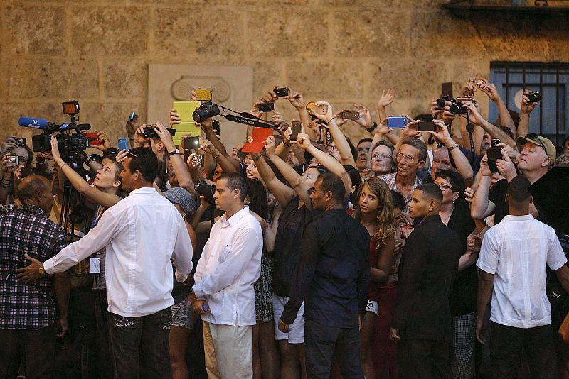 Turistas y cubanos fotografía al presidente estadounidense mientras pasea por la zona vieja de La Habana.