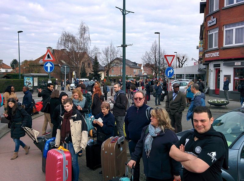 Pasajeros evacuados tras las explosiones en el aeropuerto belga y en el metro