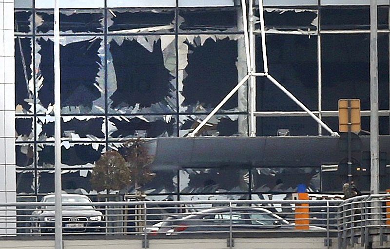 Ventanas rotas por la deflagración en el aeropuerto de Zaventem, en Bruselas