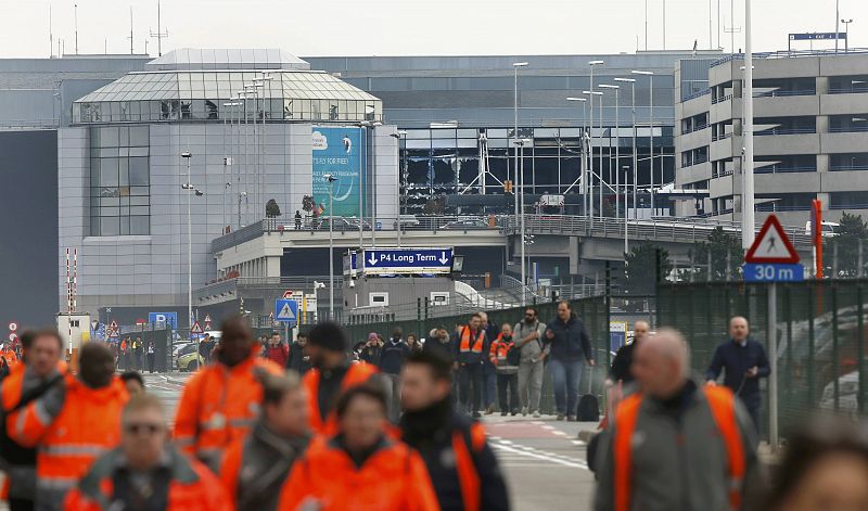 Grupo de personas abandonando el aeropuerto de Bruselas tras los atentados