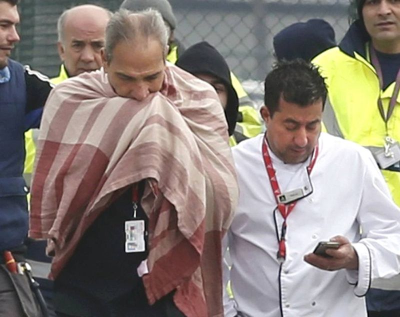 Los heridos son socorridos por los servicios de emergencia en las calles adyacentes al aeropuerto