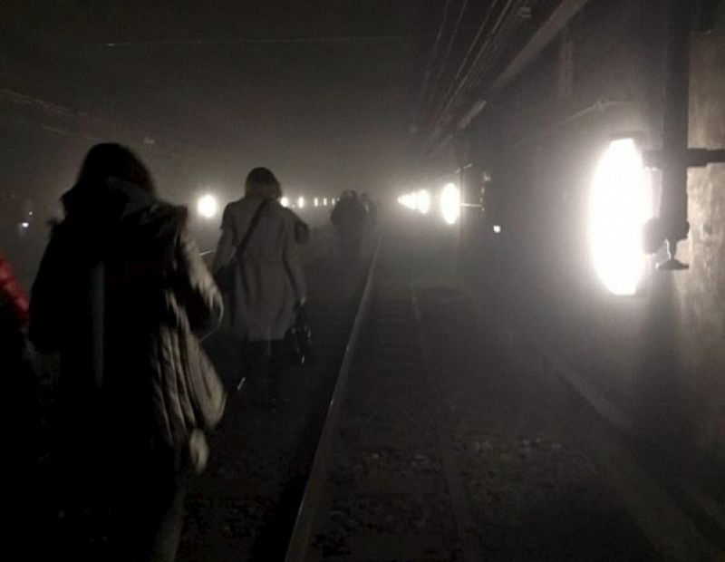 Los pasajeros caminan por las vías tras la explosión en la estación de Maelbeek.