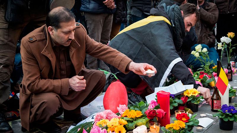 Velas y flores en recuerdo de las víctimas de los atentados de Bruselas