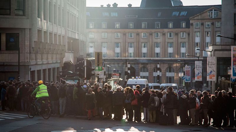 Cola de gente esperando en la estación central de tren de Bruselas