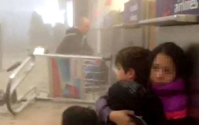 Los pasajeros han tenido que resguardarse tras los mostradores del aeropuerto de Bruselas