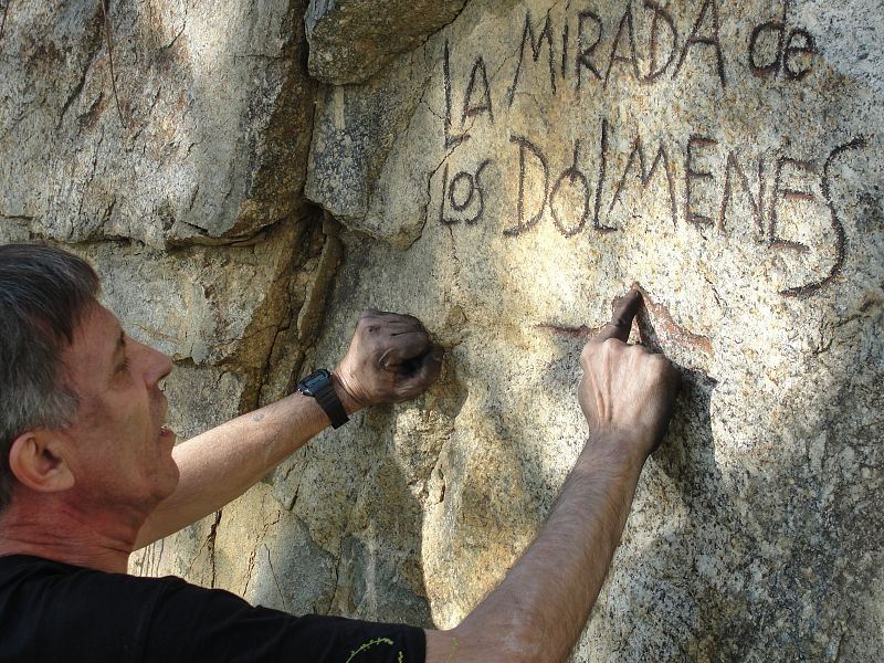 Antonio, el artista de los grafismos en plena faena