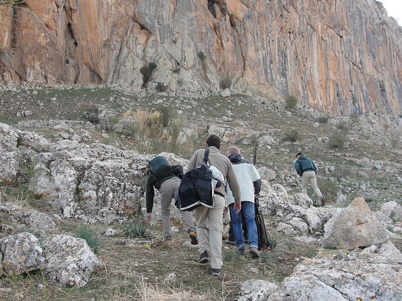 Subiendo al abrigo de Matacabras en la Peña de los Enamorados