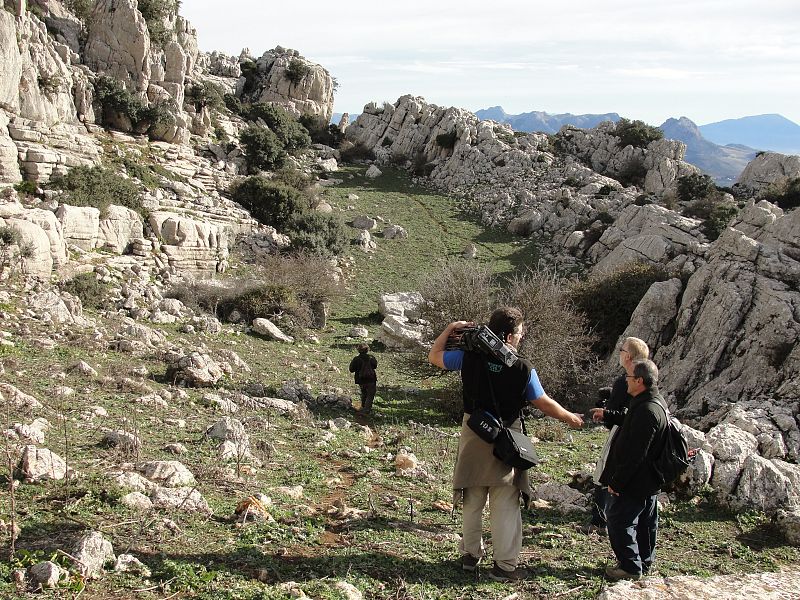 Caminando por el Torcal hacia la cueva