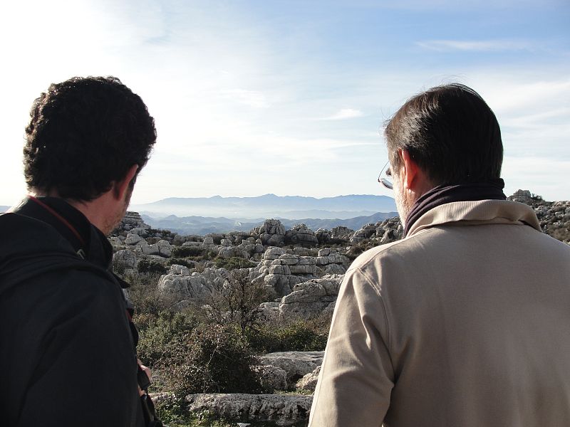 El fotógrafo Javier Pérez y nuestro realizador, Arturo, frente a las formas de El Torcal