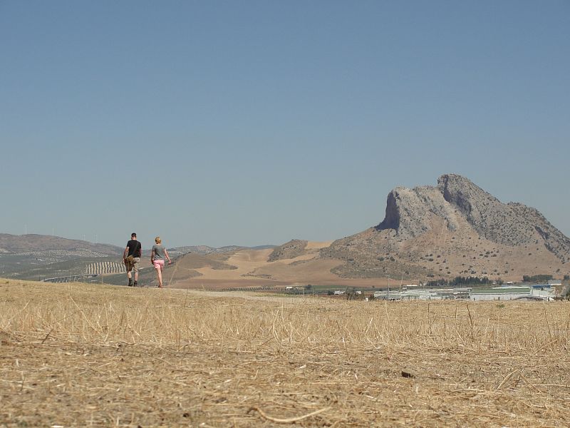 El gigante descansa mientras otros caminan