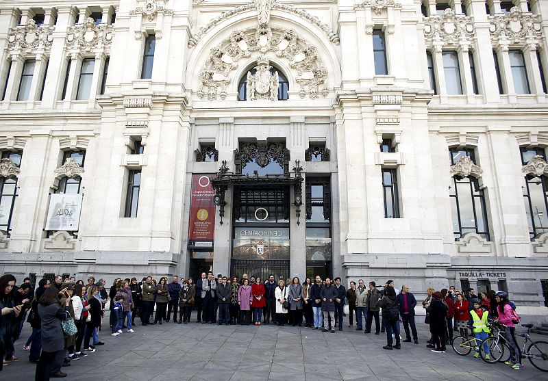 El Ayuntamiento de Madrid, con la alcaldesa Manuela Carmena en el centro, guarda un minuto de silencio por los atentados de la capital belga.