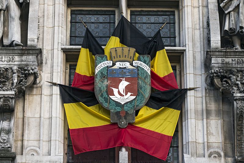 Banderas belgas cuelgan del edificio de la Alcaldía de París, en Francia.