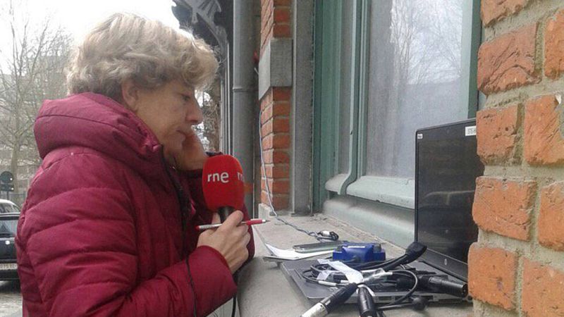 La corresponsal de RNE en París, Aurora Mínguez, a punto de comenzar una crónica.