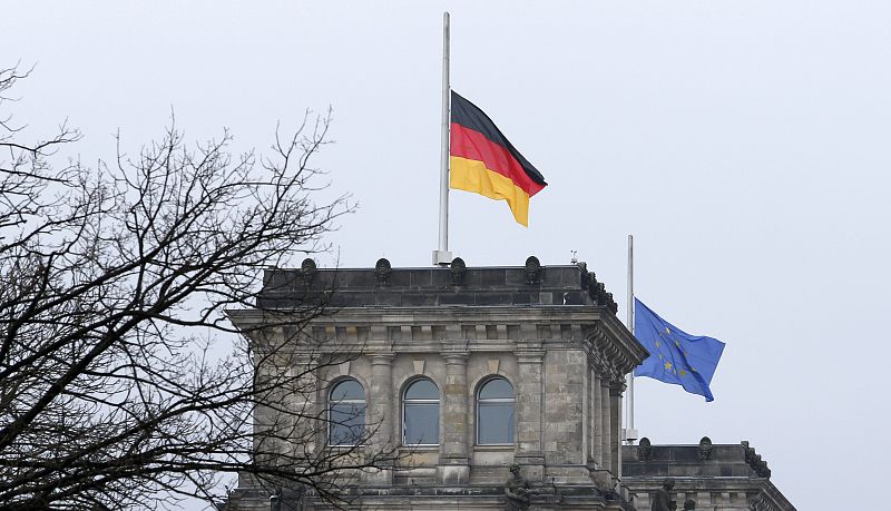 La bandera alemana y la de la Unión Europea ondean a media asta en señal de duelo en el Reichstag de Berlín.