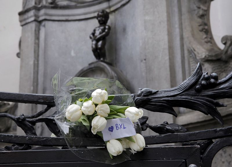 Flores adornan la estatua del Manneken-Pis, el principal símbolo de Bruselas.