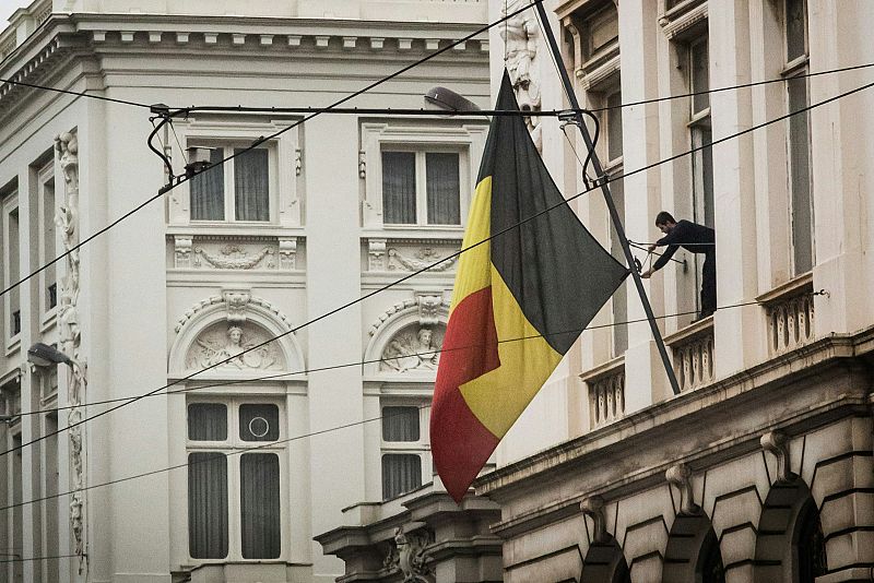 Las banderas oficiales de la capital belga ondean a media asta en señal de duelo.