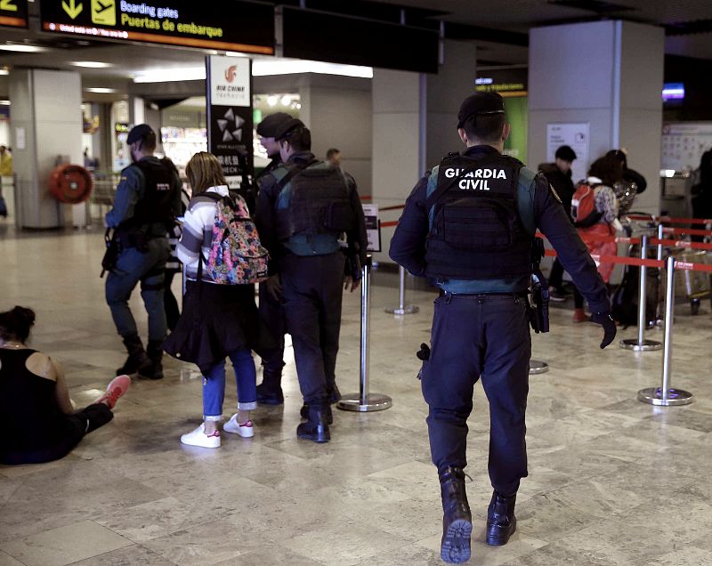 Guardias Civiles patrullan por la términal 1 del aeropuerto Adolfo Suárez Madrid-Barajas, donde se han aumentado las medidas de seguridad.