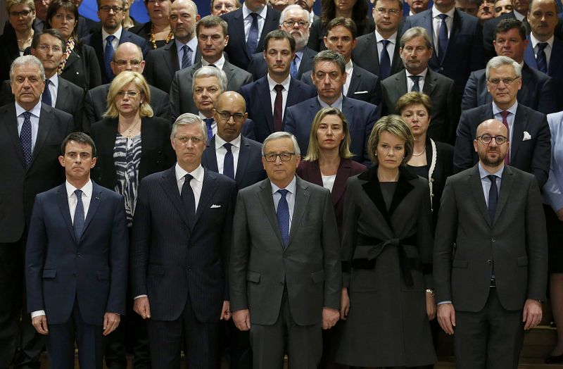 Minuto de silencio con el primer ministro francés, Manuel Valls; el rey Felipe de Bélgica; el presidente de la Comisión Europea, Jean-Claude Juncker; la reina belga Mathilde y el primer ministro de Bélgica, Charles Michel (de izquierda a derecha).