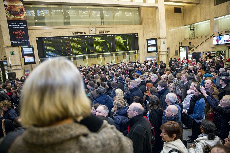 Gente esperando su tren en la Estación Central de Bruselas.