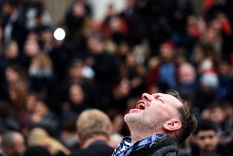 Un hombre demuestra su indignación después de guardar un minuto de silencio en la Plaza de la Bolsa, en Bruselas.