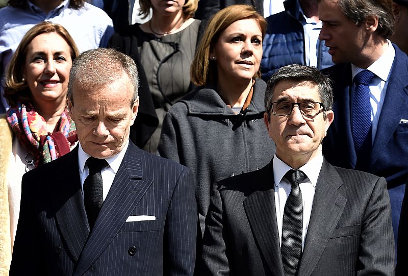 El embajador belga en España, Pierre Labouverie (I), junto al presidente del Congreso, Patxi López, durante el minuto de silencio.