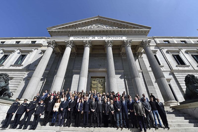 Los diputados españoles guardan un minuto de silencio frente al Congreso.