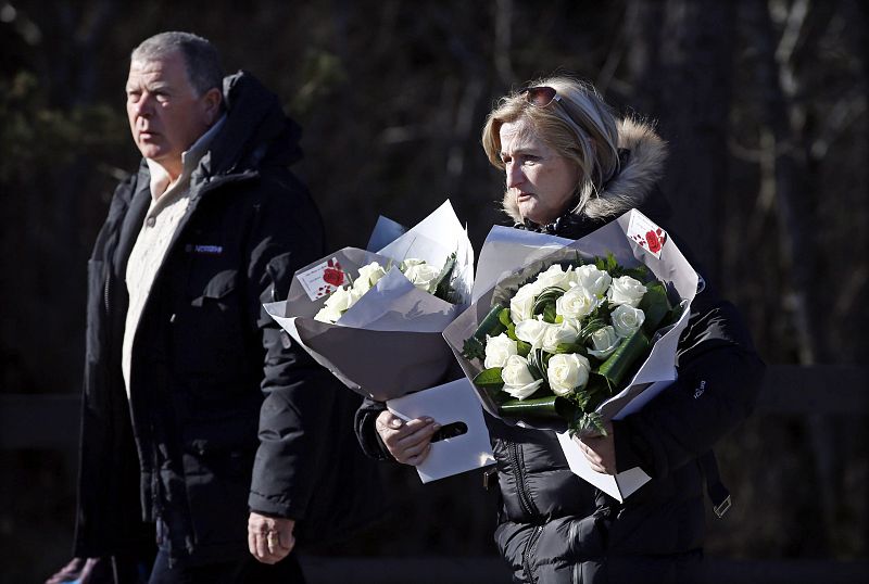 Familiares de las víctimas de la tragedia de Germanwings a su llegada a la ceremonia celebrada en conmemoración.