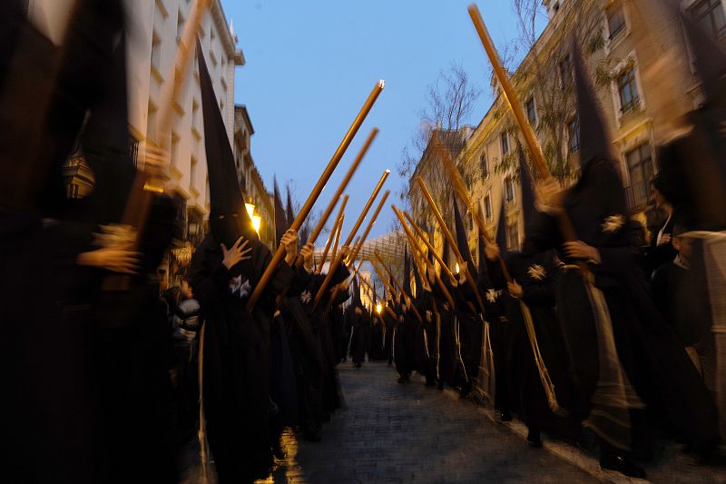 Penitentes de la Hermandad de El Valle por las calles de la capital andaluza.