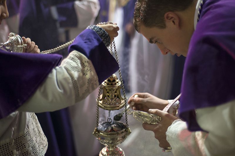 Un niño carga un incensario en el Jueves Santo de Jaén