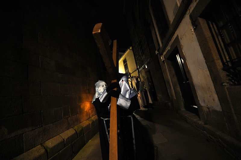 Dos penitentes por las calles de Santiago de Compostela