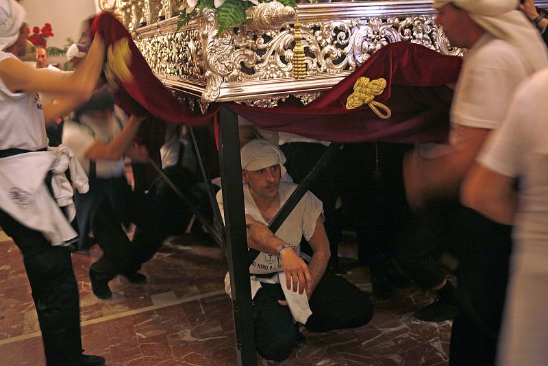 Los costaleros se preparan para la procesión de Viernes Santo en Ronda