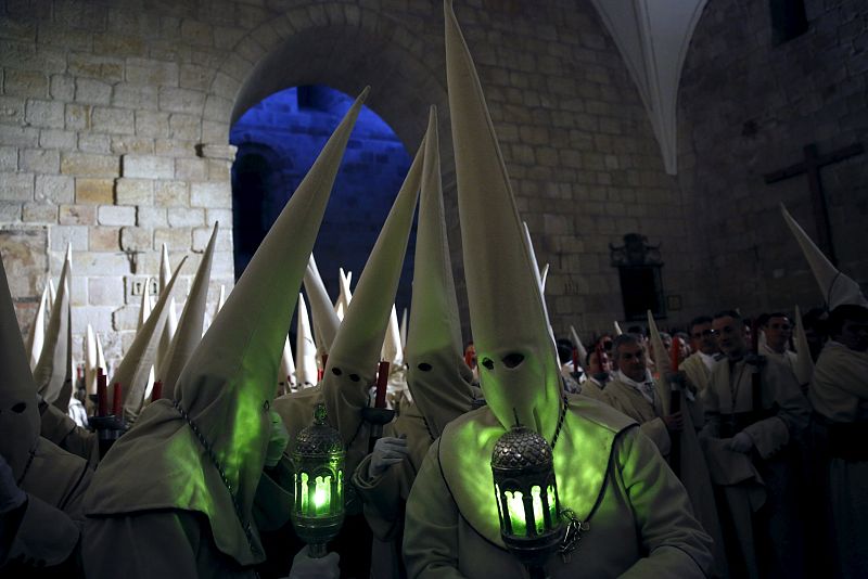 Preparados para salir en la procesión del Jesús Yacente en Zamora