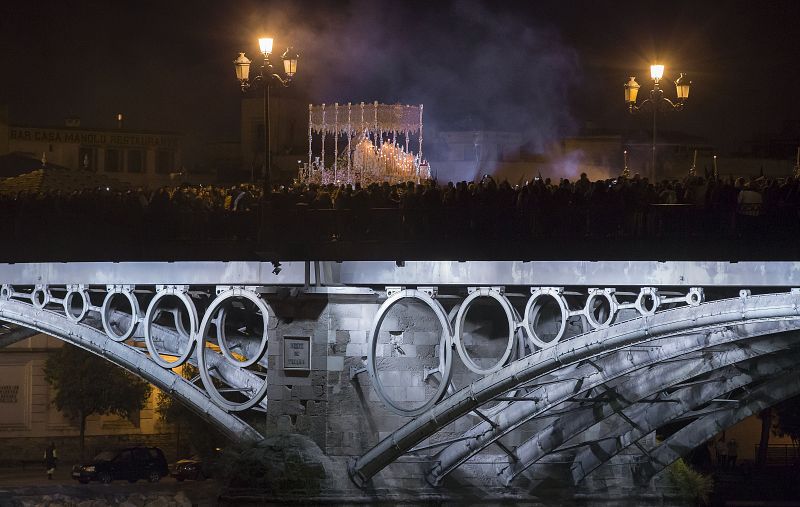 El paso de palio de la Esperanza,al cruzar el puente de Triana