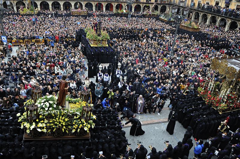 'El Encuentro' en la Plaza Mayor de León