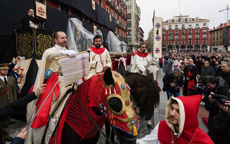 Pregón a caballo convocando al Sermón de las Siete Palabras en Valladolid