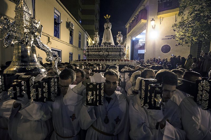 Salida del trono de Nuestro Padre Jesús Cautivo de la parroquia de San Pablo, en Málaga