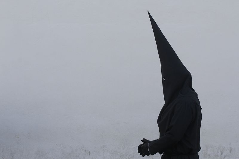 Un nazareno de la Hermandad de los Dolores durante su procesión de Viernes Santo en Córdoba