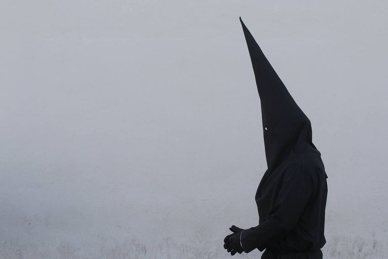 Un nazareno de la Hermandad de los Dolores durante su procesión de Viernes Santo en Córdoba