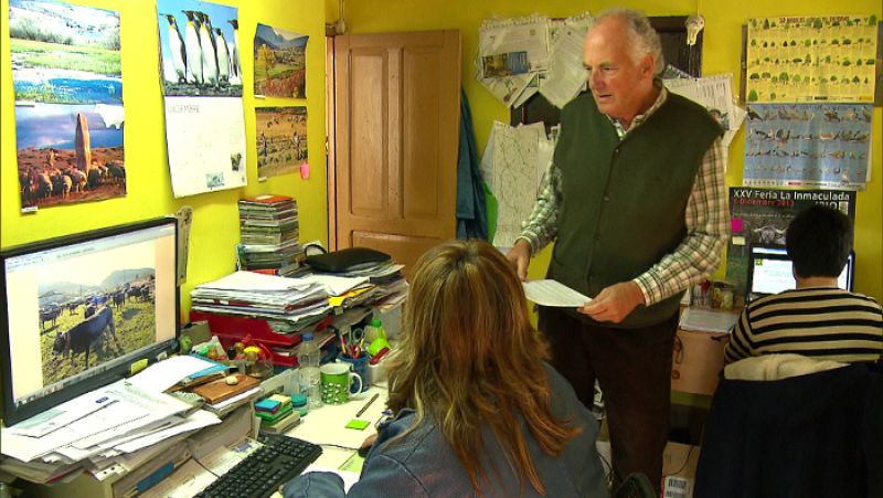 Jesús Garzón y sus colaboradoras en la sede cántabra de la asociación Trashumancia y Naturaleza