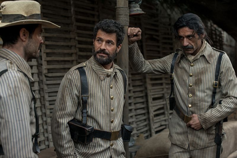 Alonso y Julián hablan con Menache sobre cómo escapar de Baler