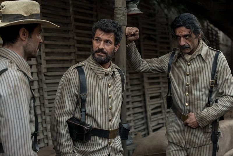  Alonso y Julián hablan con Menache sobre cómo escapar de Baler